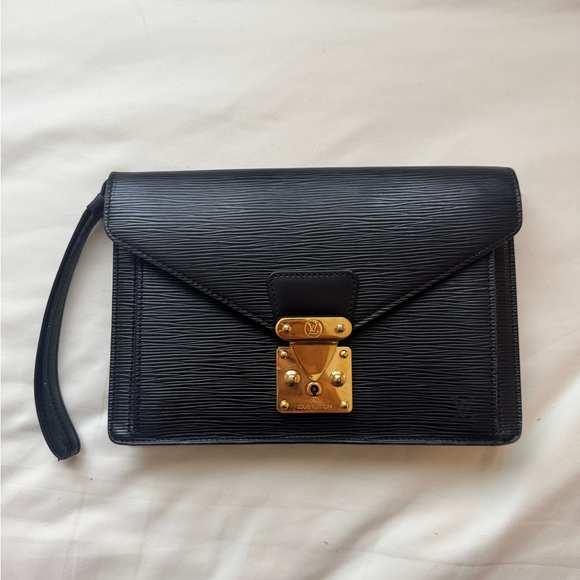 Louis Vuitton Accessories - EUC Louis Vuitton Sellier Dragonne Epi Leather Black Clutch Wristlet Gold